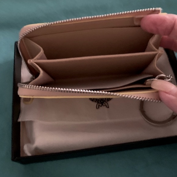 NEW MCM Mini Croissant Logo-Embossed Leather Aren Zip Wallet w/ Key Ring 5 x 3 - Picture 5 of 7